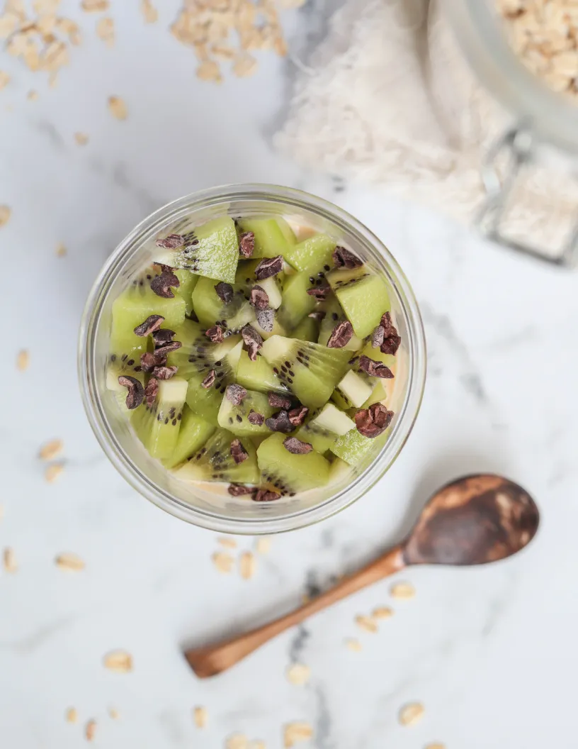 Avena proteica de cappuccino con kiwi y cacao nibs