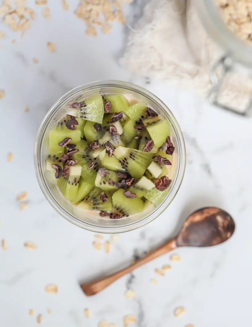 Avena proteica de cappuccino con kiwi y cacao nibs