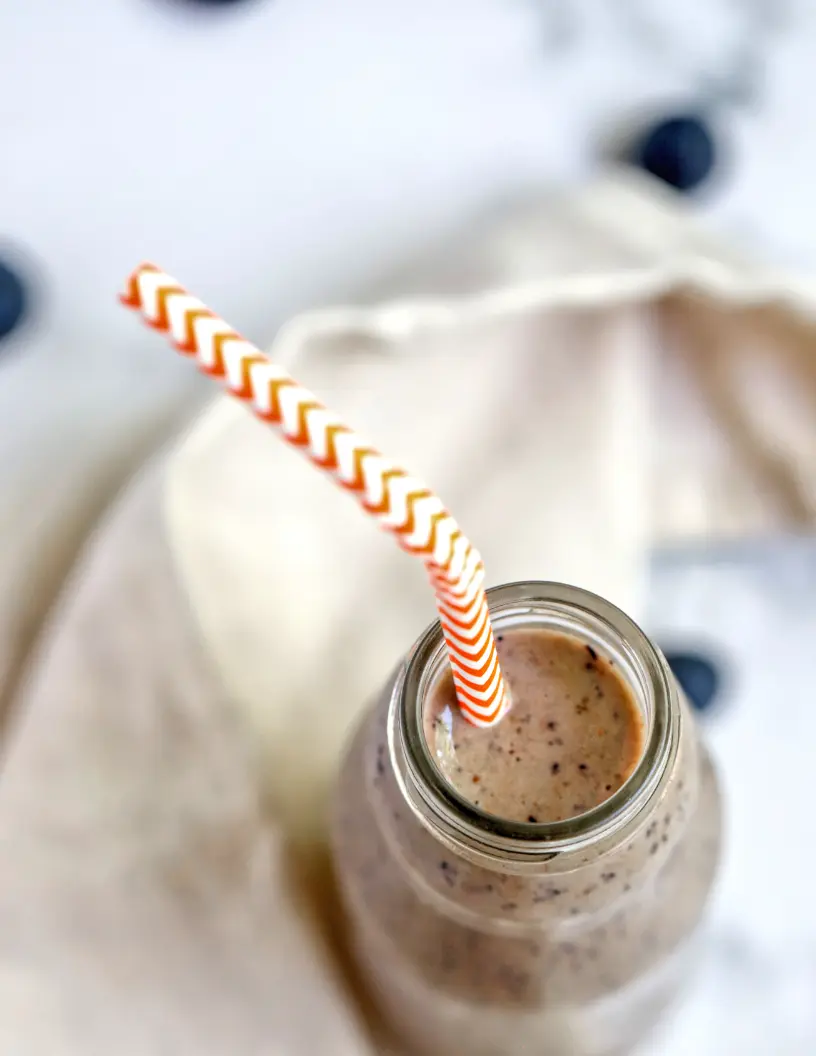 Smoothie de arándanos y tahini con proteína