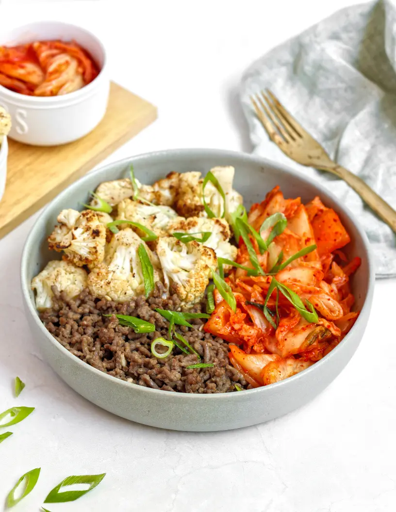 Bowl de coliflor con carne y kimchi
