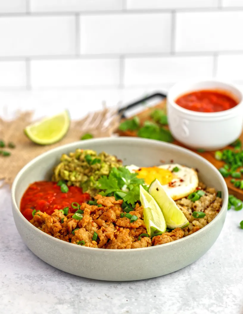 Bowl de desayuno tex-mex con quinoa, pavo y aguacate
