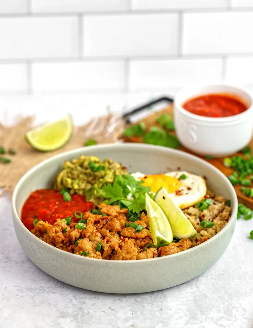 Bowl de desayuno tex-mex con quinoa, pavo y aguacate