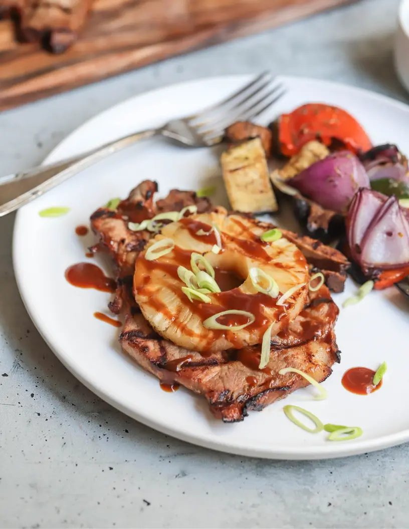 Chuletas de cerdo glaseadas con piña asada