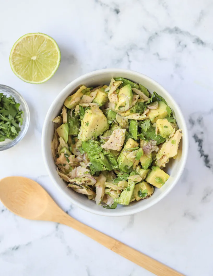 Ensalada de atún y aguacate con aderezo de lima
