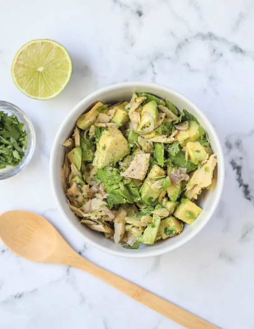 Ensalada de atún y aguacate con aderezo de lima