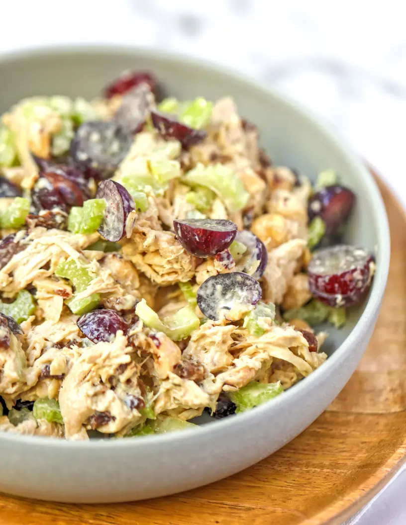 Ensalada de pollo con salsa de tahini