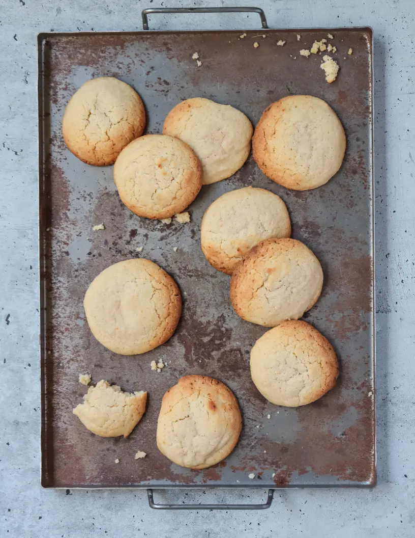 Galletas proteicas de mantequilla de maní doradas