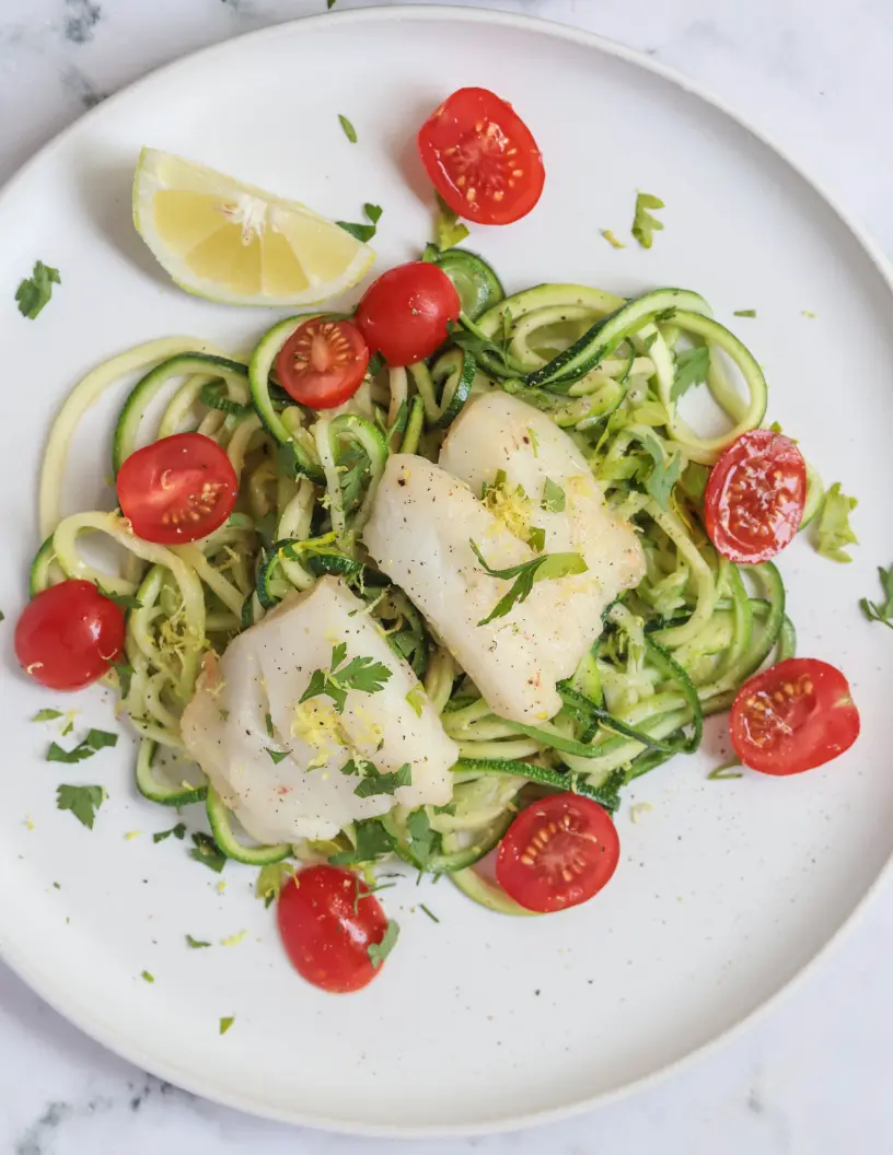 Halibut con albahaca y limón sobre fideos de calabacín