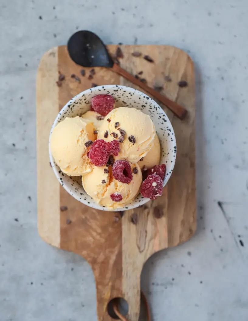 Helado de coco y vainilla en bowl