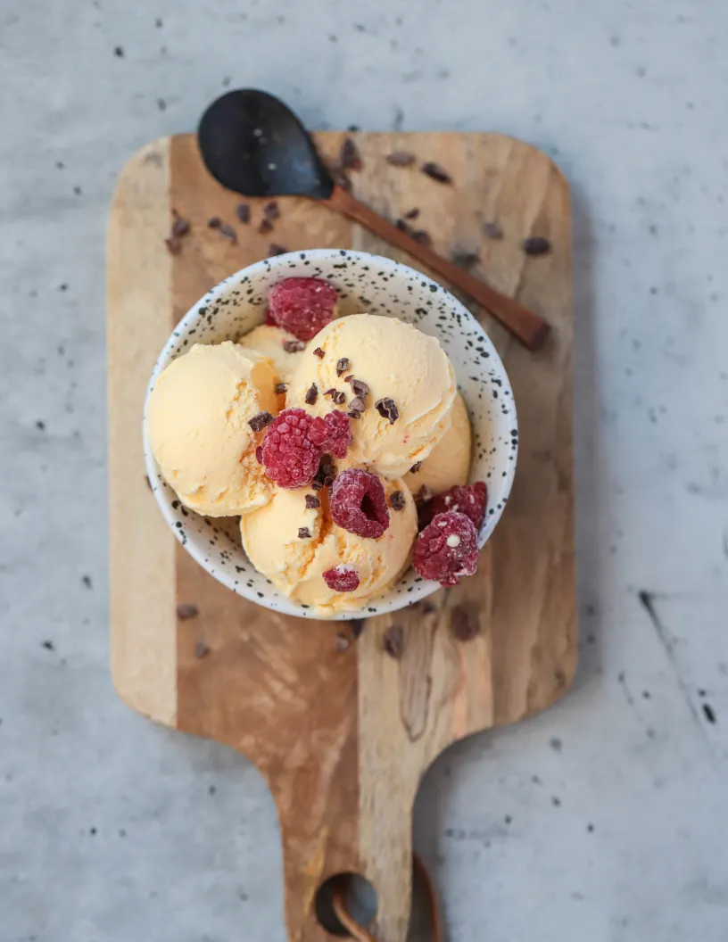 Helado de coco y vainilla en bowl