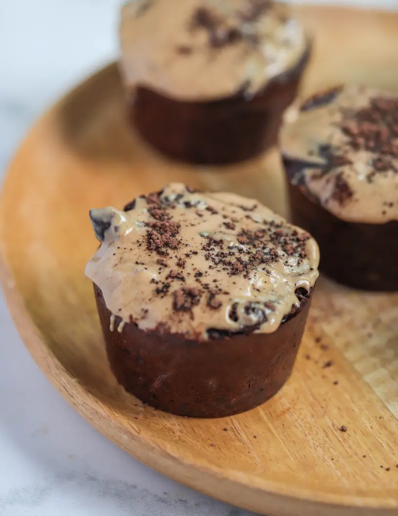 Muffins proteicos de calabacín y chocolate