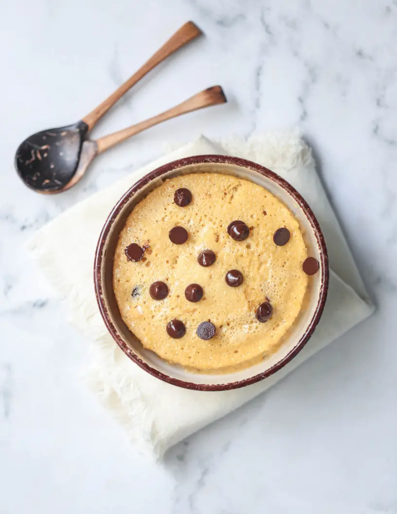 Mug cake proteico con chispas de chocolate en taza