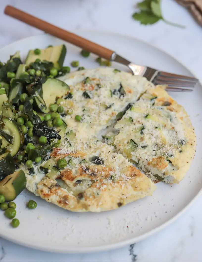 Omelette de calabacín y parmesano en sartén