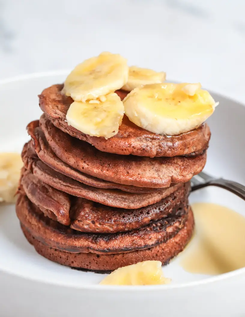 Panqueques proteicos de banana y chocolate con sirope