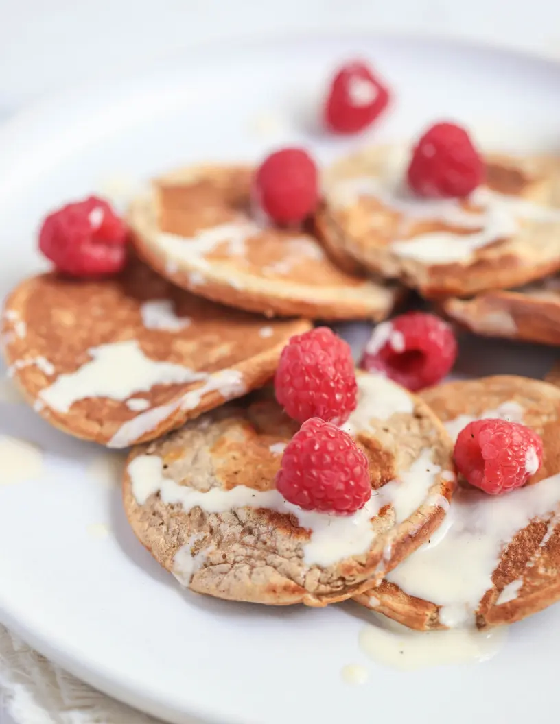 Panqueques proteicos con frambuesas y jarabe de maple