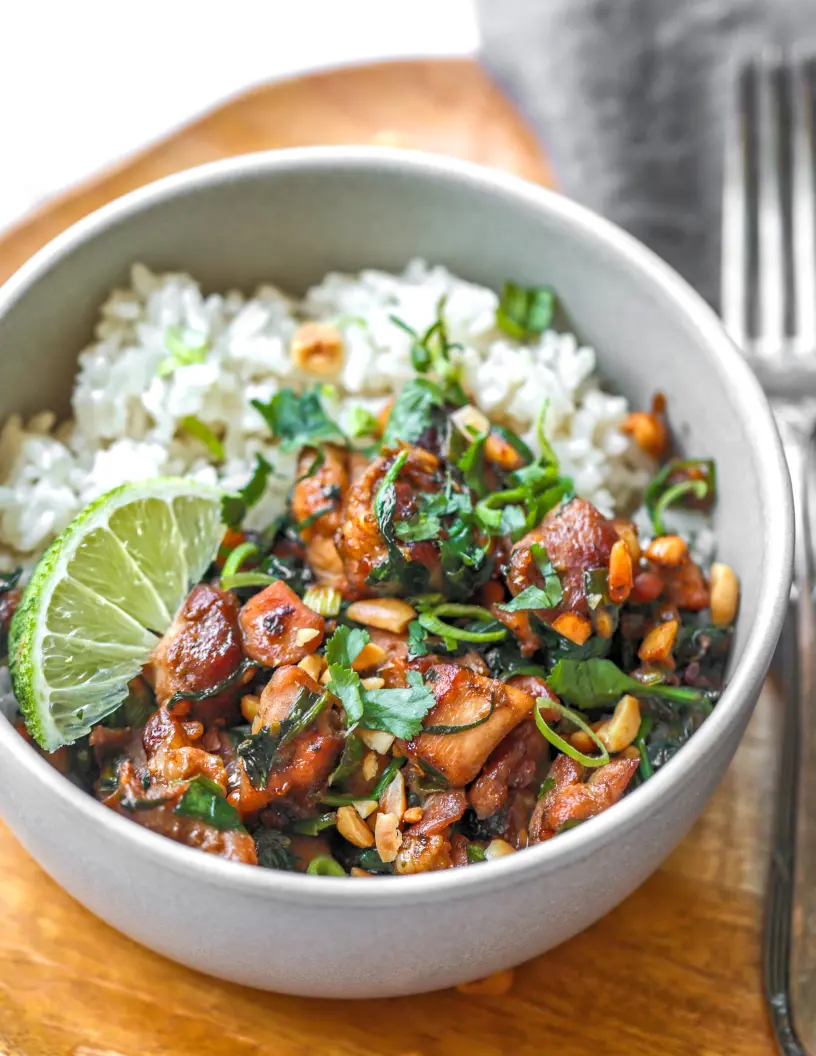 Pollo con maní sobre arroz de coco
