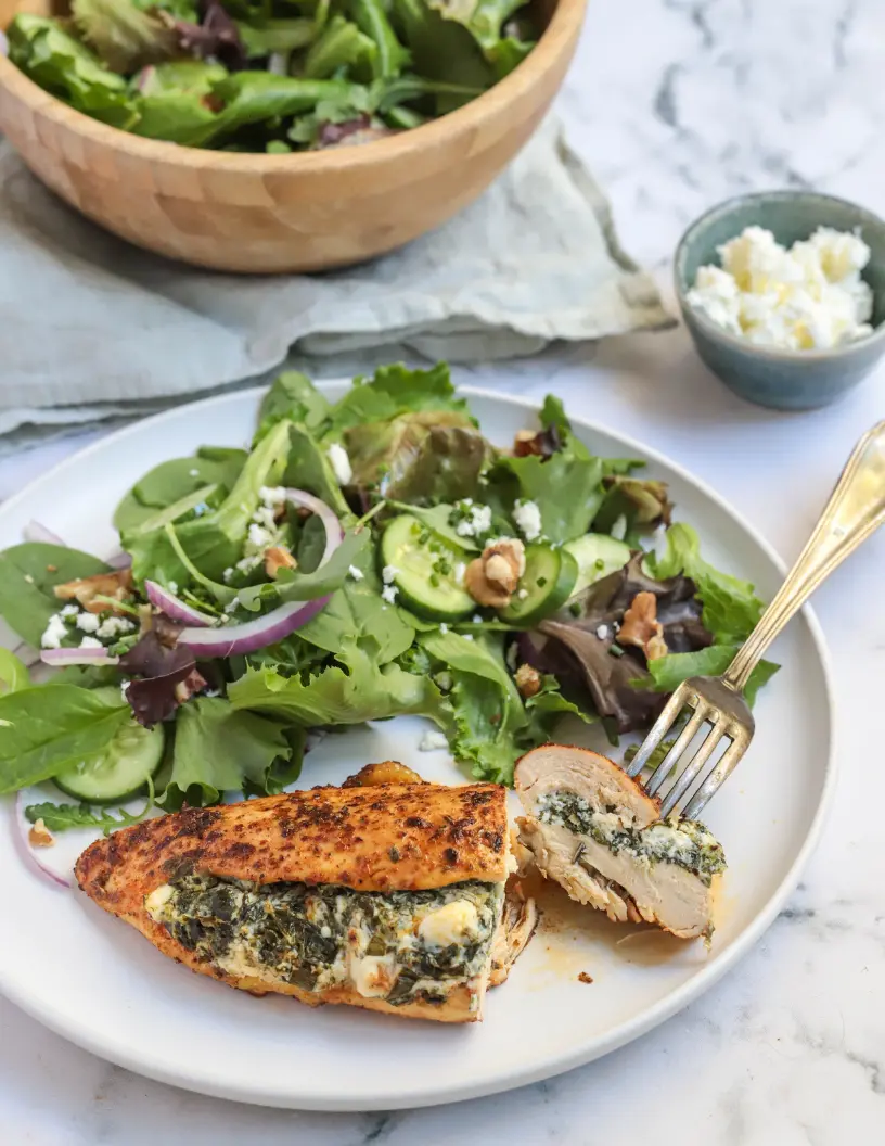 Pollo relleno de espinacas y queso feta cortado