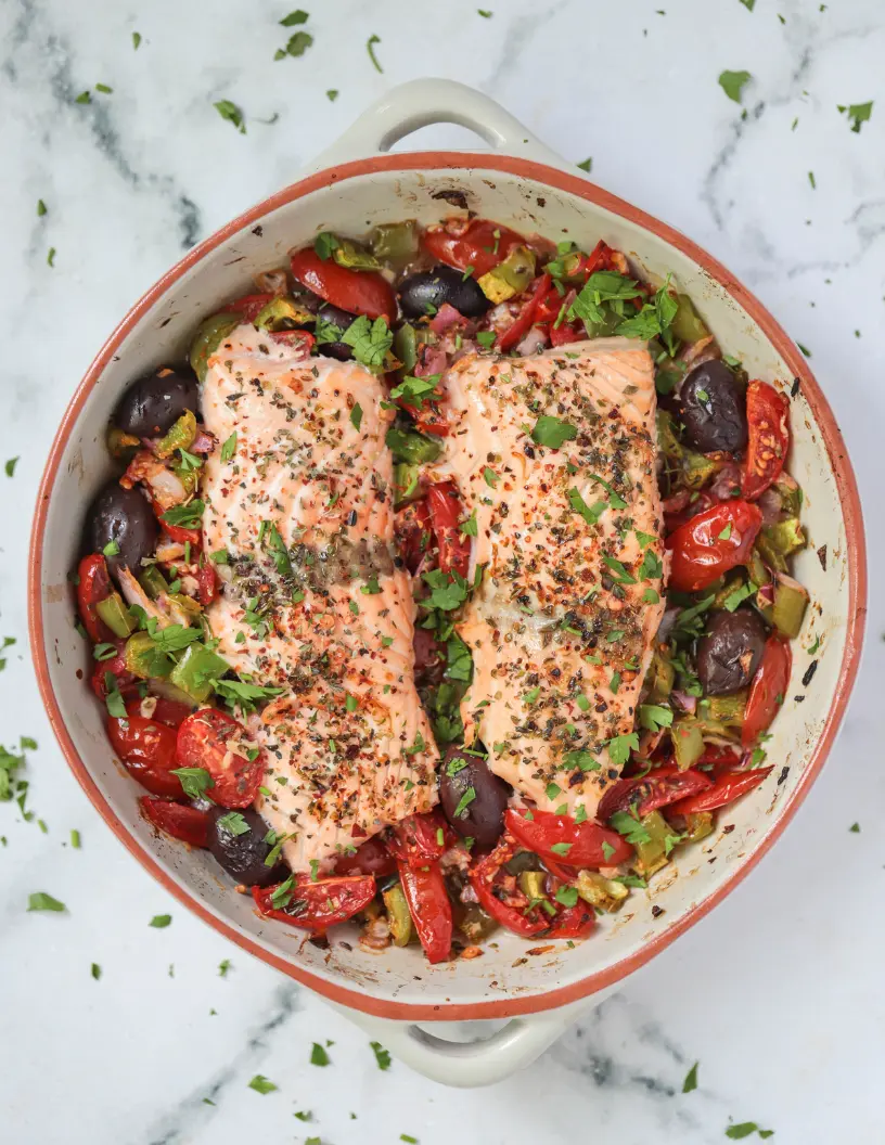 Salmón con vegetales asados y aceitunas