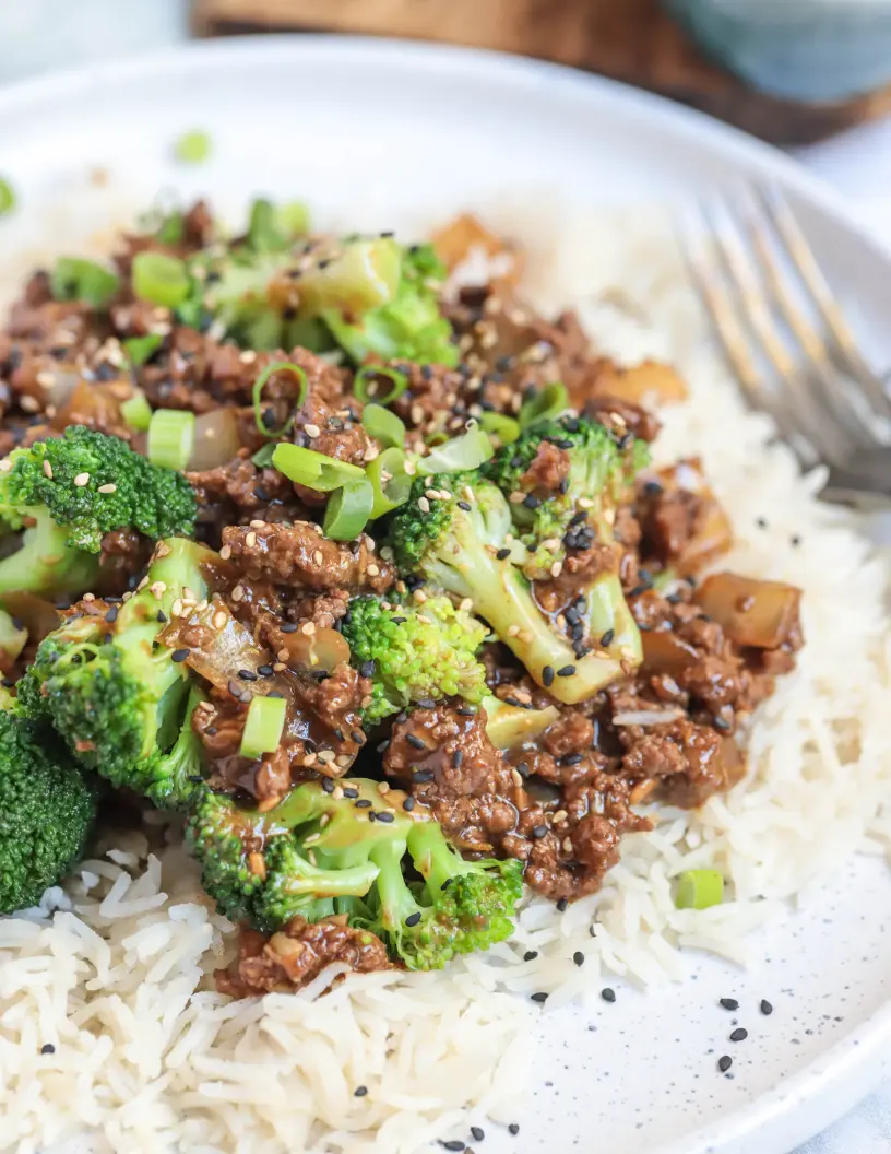 Salteado de carne y brócoli estilo asiático con salsa de jengibre